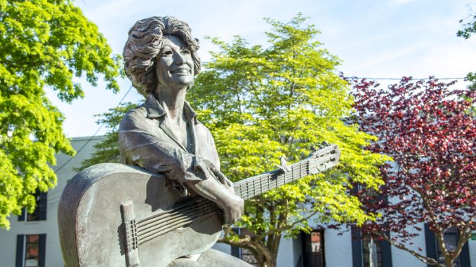 A picture of a Dolly Parton statue in Gatlinburg Tennessee